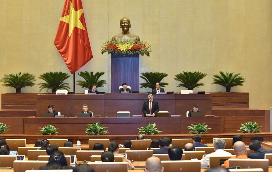 Thứ trưởng Nguyễn Sinh Nhật Tân giải trình trước Quốc hội về Luật Bảo vệ quyền lợi người tiêu dùng (sửa đổi)