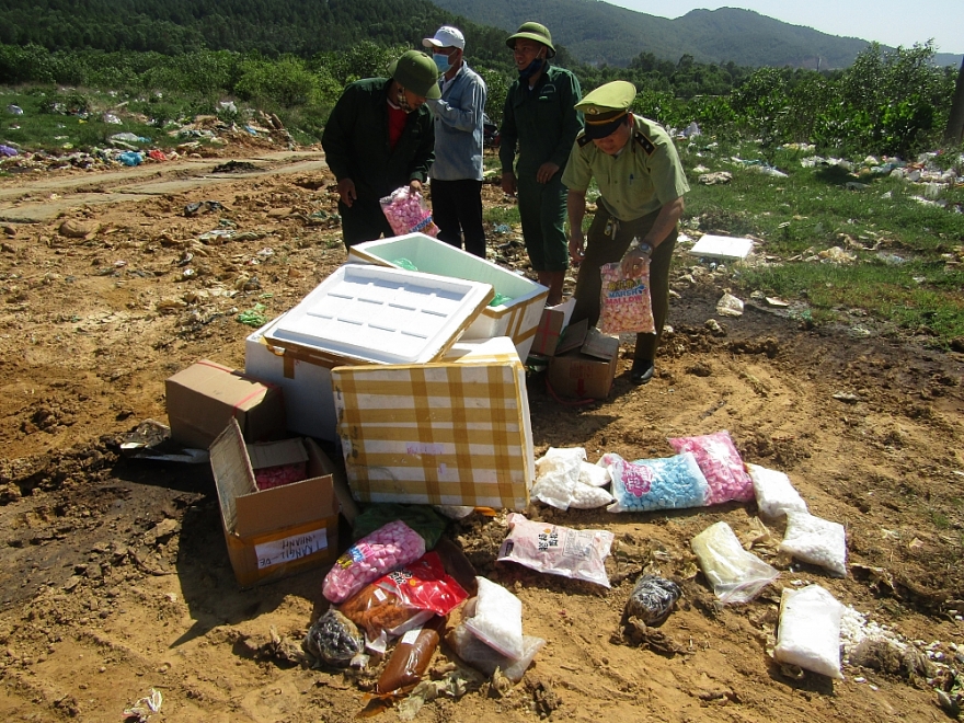 Những đêm trắng đi “săn thực phẩm bẩn”