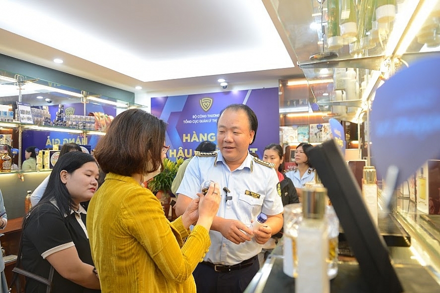 Nhận diện hàng thật, hàng giả trước cao điểm mua sắm Tết 2023