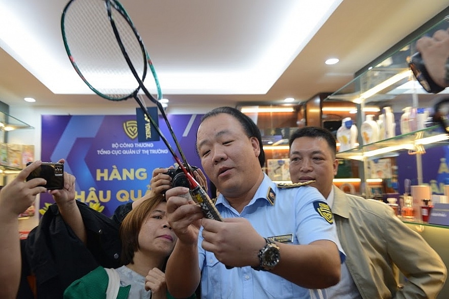 Nhận diện hàng thật, hàng giả trước cao điểm mua sắm Tết 2023