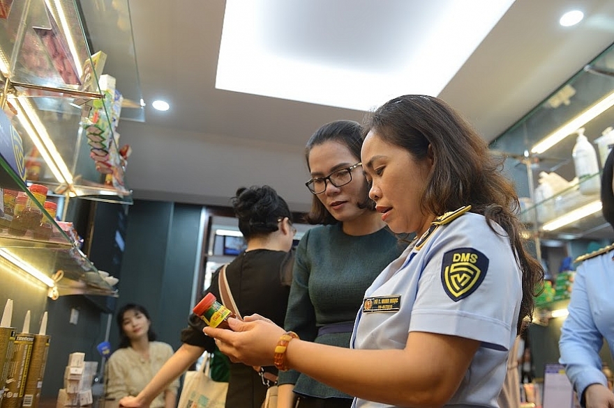 Nhận diện hàng thật, hàng giả trước cao điểm mua sắm Tết 2023