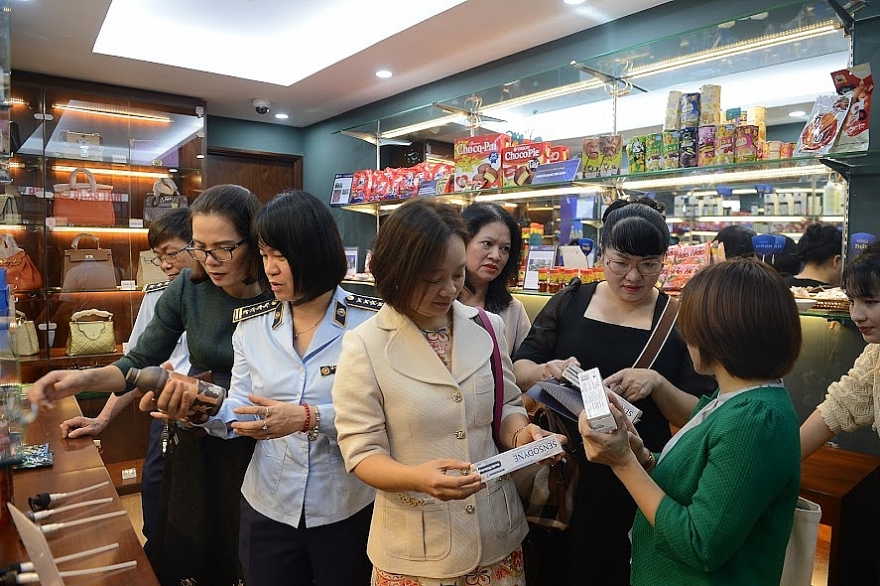 Nhận diện hàng thật, hàng giả trước cao điểm mua sắm Tết 2023