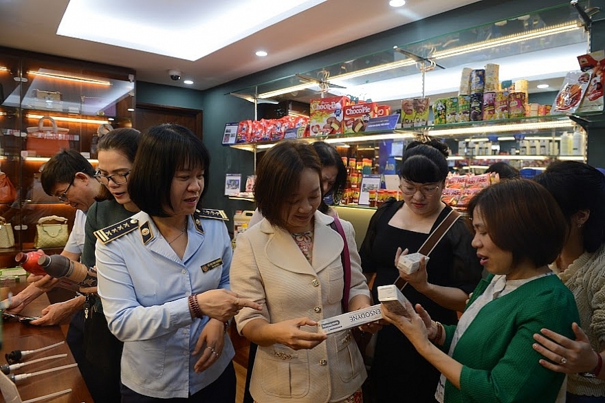 Nhận diện hàng thật, hàng giả trước cao điểm mua sắm Tết 2023