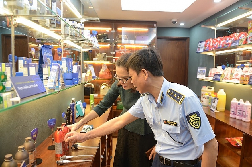 Nhận diện hàng thật, hàng giả trước cao điểm mua sắm Tết 2023