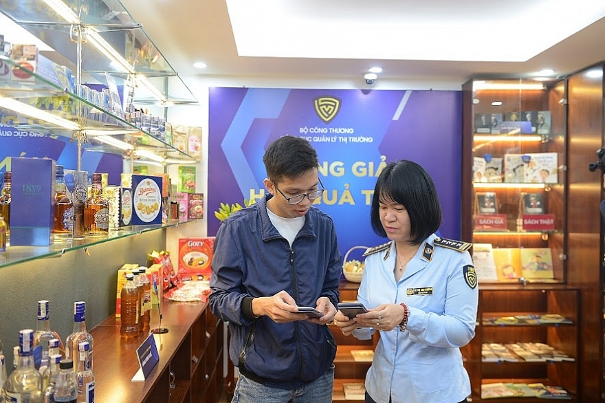 Nhận diện hàng thật, hàng giả trước cao điểm mua sắm Tết 2023