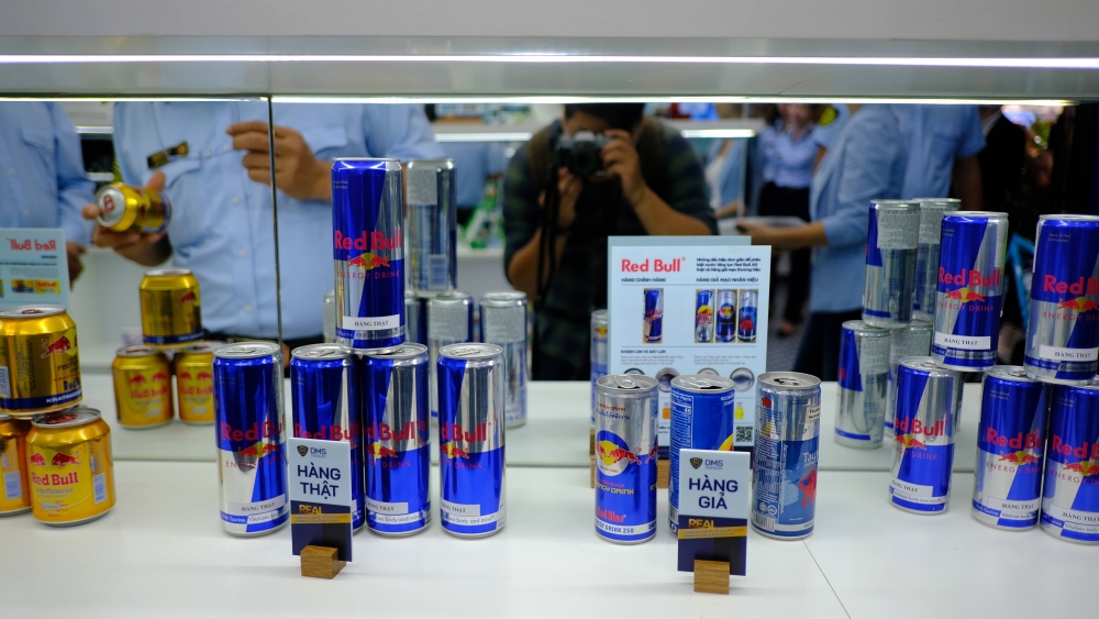 Quản lý thị trường ký hợp tác phòng, chống hàng giả với sản phẩm nước tăng lực Red Bull