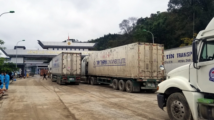 Xe chở nông sản ùn ứ trên biên giới phía Bắc