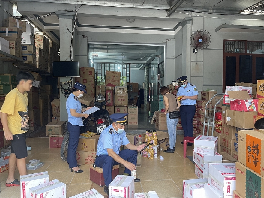 Chống hàng giả dịp cuối năm: Người tiêu dùng là 