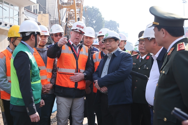 Thủ tướng kiểm tra, động viên người lao động làm việc xuyên Tết tại các công trình trọng điểm- Ảnh 3.