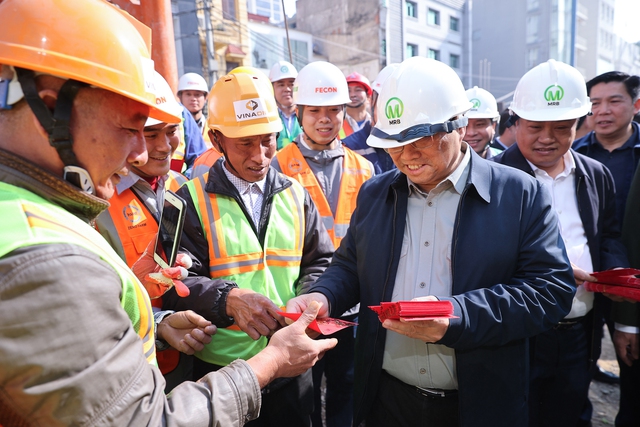 Thủ tướng kiểm tra, động viên người lao động làm việc xuyên Tết tại các công trình trọng điểm- Ảnh 4.