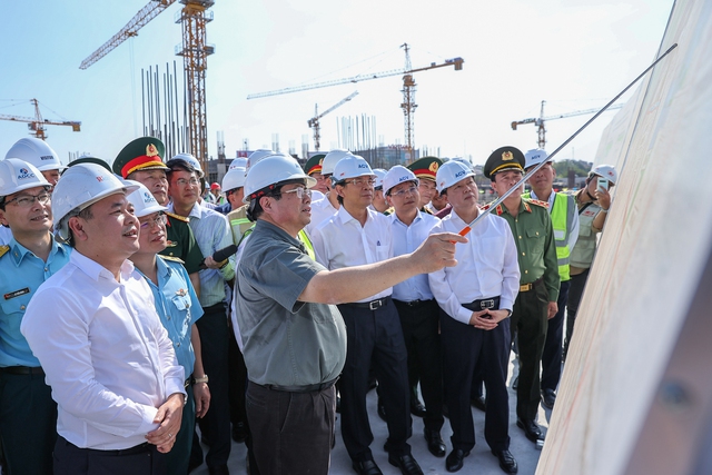 Thủ tướng kiểm tra, động viên người lao động làm việc xuyên Tết tại các công trình trọng điểm- Ảnh 13.