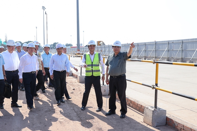 Thủ tướng kiểm tra, động viên người lao động làm việc xuyên Tết tại các công trình trọng điểm- Ảnh 16.