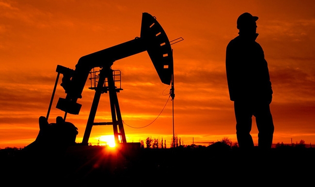 Lo ngại nguồn cung toàn cầu thắt chặt, giá dầu bật tăng mạnh