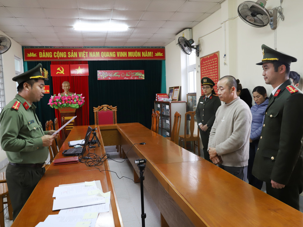 Cơ quan An ninh điều tra Công an tỉnh Hà Tĩnh tống đạt quyết định và lệnh đối tượng Võ Công Sơn.