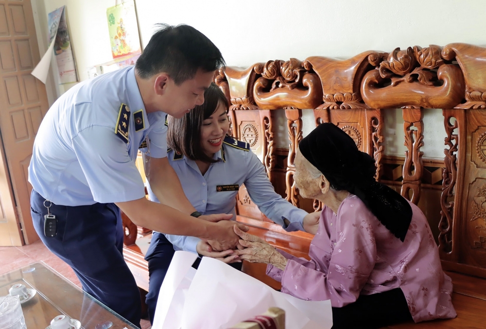 Tuổi trẻ QLTT sống như những đóa hoa: Tiên phong, cống hiến Tuổi trẻ QLTT sống như những đóa hoa: Tiên phong, cống hiến