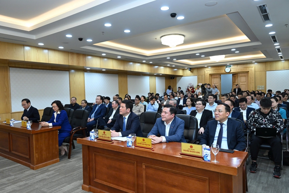 Đồng chí Trần Hữu Linh giữ chức Cục trưởng Cục Quản lý và Phát triển thị trường trong nước