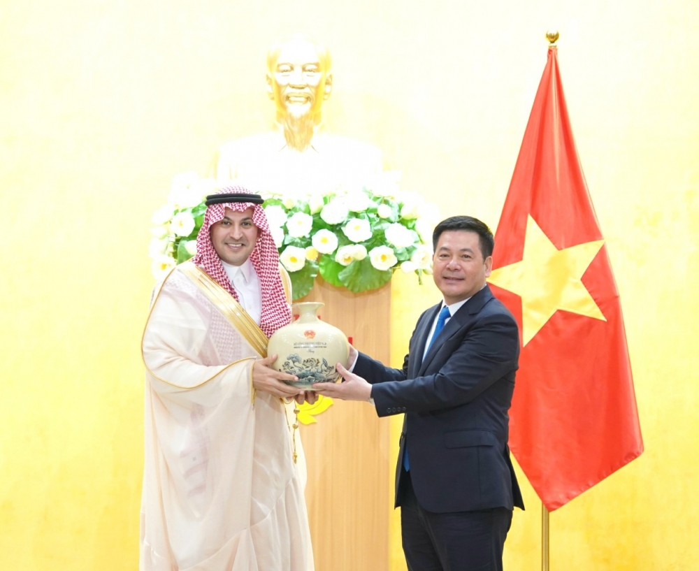 Bộ trưởng Nguyễn Hồng Diên tiếp xã giao Đại sứ Đặc mệnh toàn quyền Vương quốc Ả-rập-xê-út tại Việt Nam Bộ trưởng Nguyễn Hồng Diên tiếp xã giao Đại sứ Đặc mệnh toàn quyền Vương quốc Ả-rập-xê-út tại Việt Nam