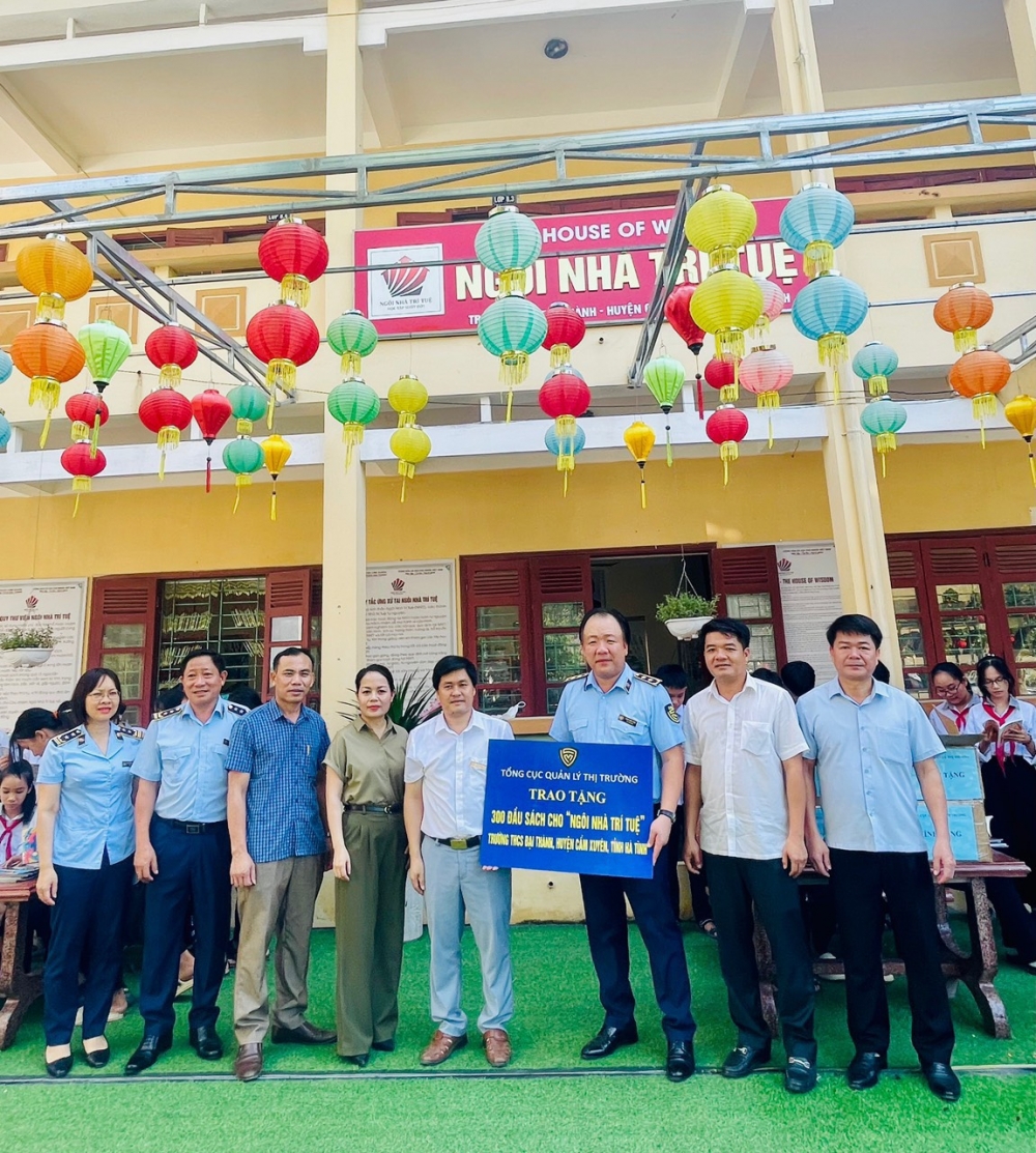 Tổng cục Quản lý thị trường: Trao quà hỗ trợ học sinh, gia đình có hoàn cảnh khó khăn tại Hà Tĩnh