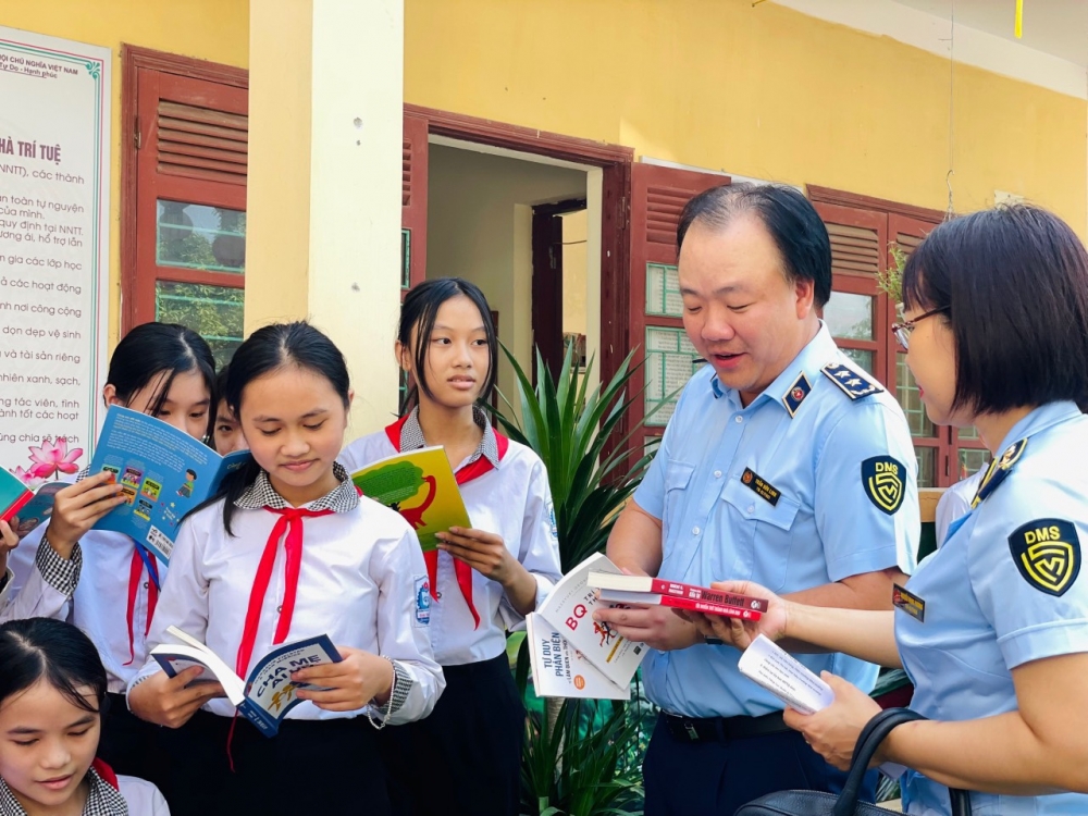 Tổng cục Quản lý thị trường: Trao quà hỗ trợ học sinh, gia đình có hoàn cảnh khó khăn tại Hà Tĩnh