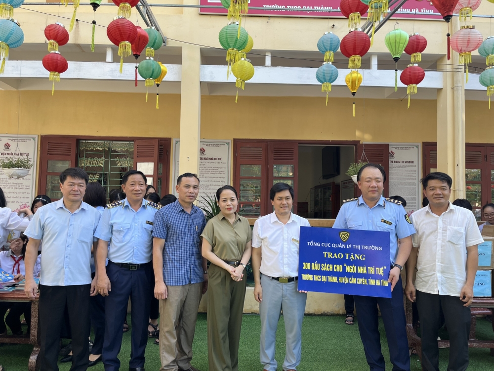 Tổng cục Quản lý thị trường: Trao quà hỗ trợ học sinh, gia đình có hoàn cảnh khó khăn tại Hà Tĩnh
