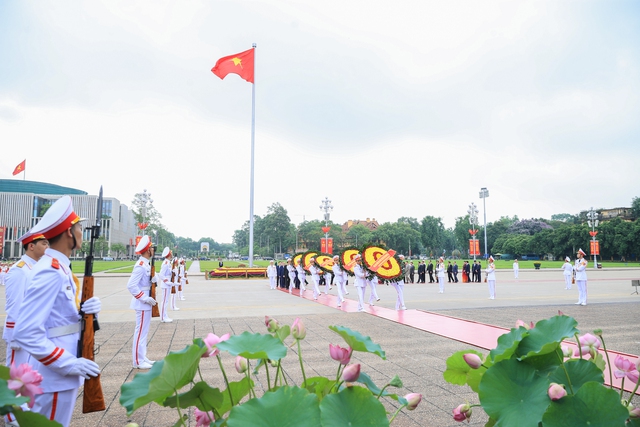 Lãnh đạo Đảng, Nhà nước viếng Chủ tịch Hồ Chí Minh và các Anh hùng liệt sĩ- Ảnh 1. Lãnh đạo Đảng, Nhà nước viếng Chủ tịch Hồ Chí Minh và các Anh hùng liệt sĩ- Ảnh 1.