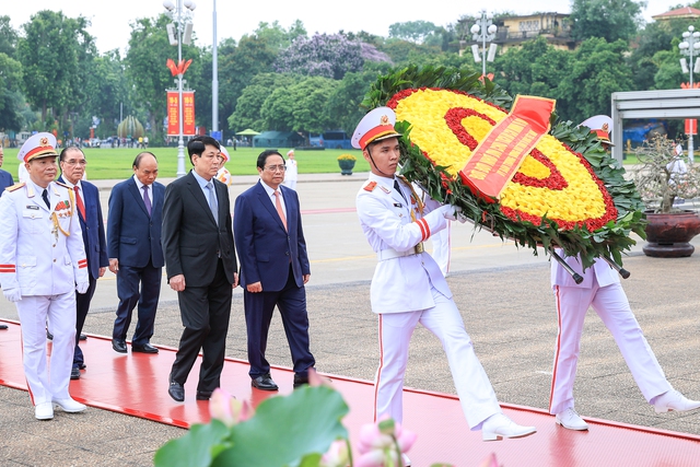 Lãnh đạo Đảng, Nhà nước viếng Chủ tịch Hồ Chí Minh và các Anh hùng liệt sĩ- Ảnh 2. Lãnh đạo Đảng, Nhà nước viếng Chủ tịch Hồ Chí Minh và các Anh hùng liệt sĩ- Ảnh 2.