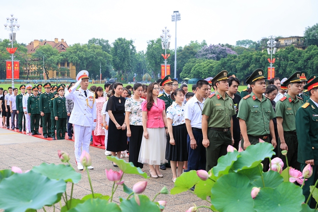 Lãnh đạo Đảng, Nhà nước viếng Chủ tịch Hồ Chí Minh và các Anh hùng liệt sĩ- Ảnh 8. Lãnh đạo Đảng, Nhà nước viếng Chủ tịch Hồ Chí Minh và các Anh hùng liệt sĩ- Ảnh 8.