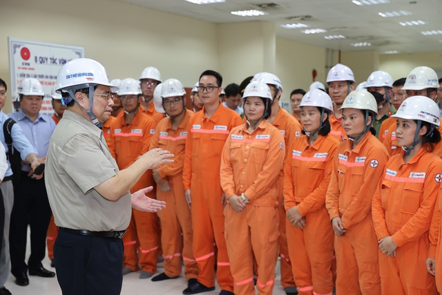 Thủ tướng kiểm tra tình hình sản xuất, cung ứng điện, than tại Quảng Ninh - Ảnh 9.