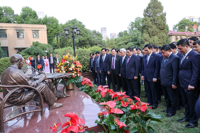 Thủ tướng thăm Đại sứ quán và gặp gỡ cộng đồng người Việt Nam tại Trung Quốc - Ảnh 2.