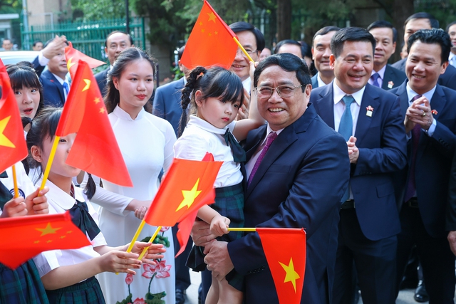 Thủ tướng thăm Đại sứ quán và gặp gỡ cộng đồng người Việt Nam tại Trung Quốc - Ảnh 1.