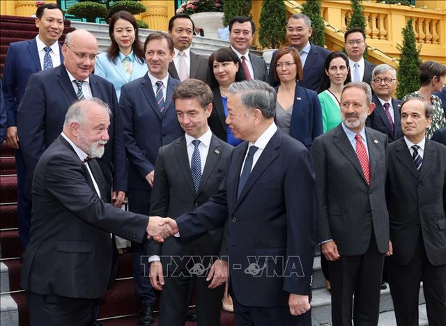 Chủ tịch nước Tô Lâm tiếp các Đại sứ và Đại biện của EU và các nước thành viên- Ảnh 1.