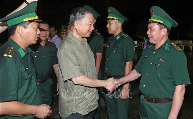 Chủ tịch nước Tô Lâm thăm cán bộ, chiến sĩ Đồn biên phòng Cửa khẩu Sóc Giang (Cao Bằng)- Ảnh 1.