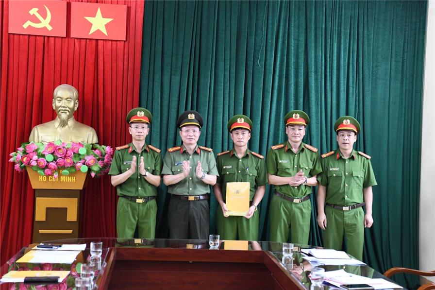 Đại tá Nguyễn Minh Tuấn – Giám đốc Công an tỉnh Phú Thọ trao thưởng “nóng” cho các tập thể, cá nhân trong Ban chuyên án