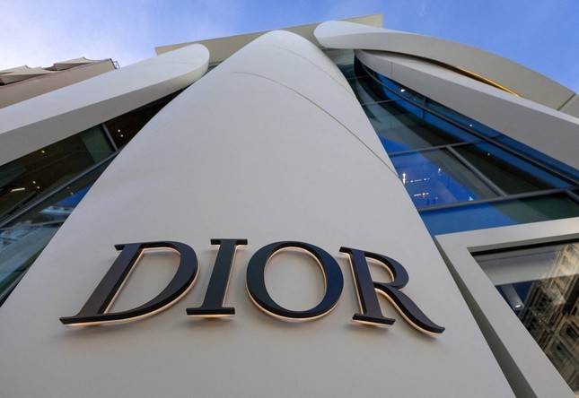 Dior gây chấn động: Mua túi 1,4 triệu đồng, bán tới gần 70 triệu đồng ảnh 1