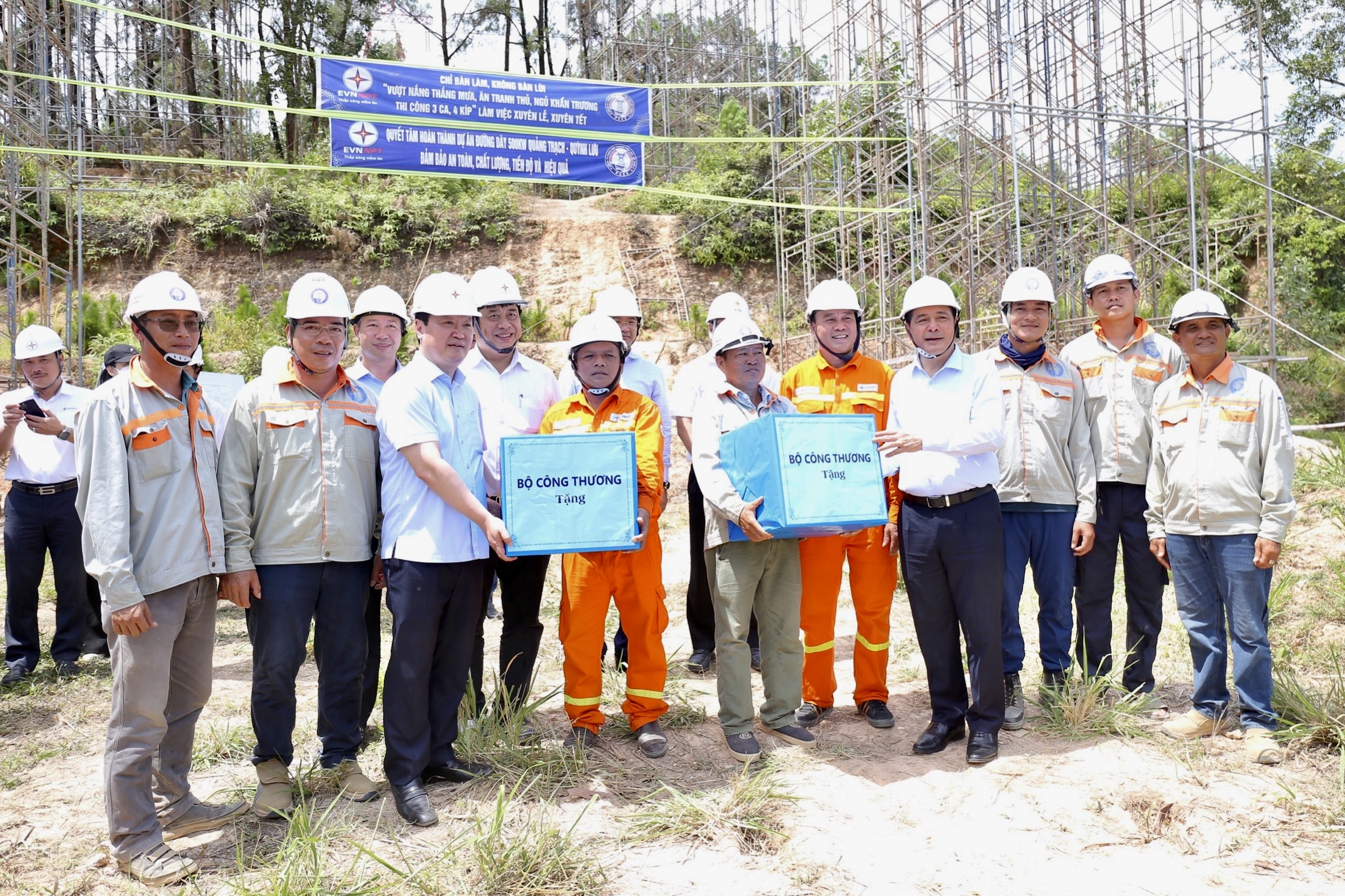 Bộ trưởng Nguyễn Hồng Diên thăm hỏi, động viên và tặng quà cho người lao động ngành Điện trên công trường khoảng néo 337 - 338 dự án đường dây 500kV Quảng Trạch - Quỳnh Lưu