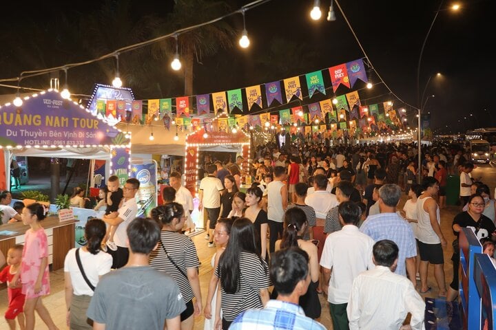VuiFest Ha Long với mô hình chợ đêm bên biển thu hút hàng vạn du khách trong ngày đầu khai trương 29/6.