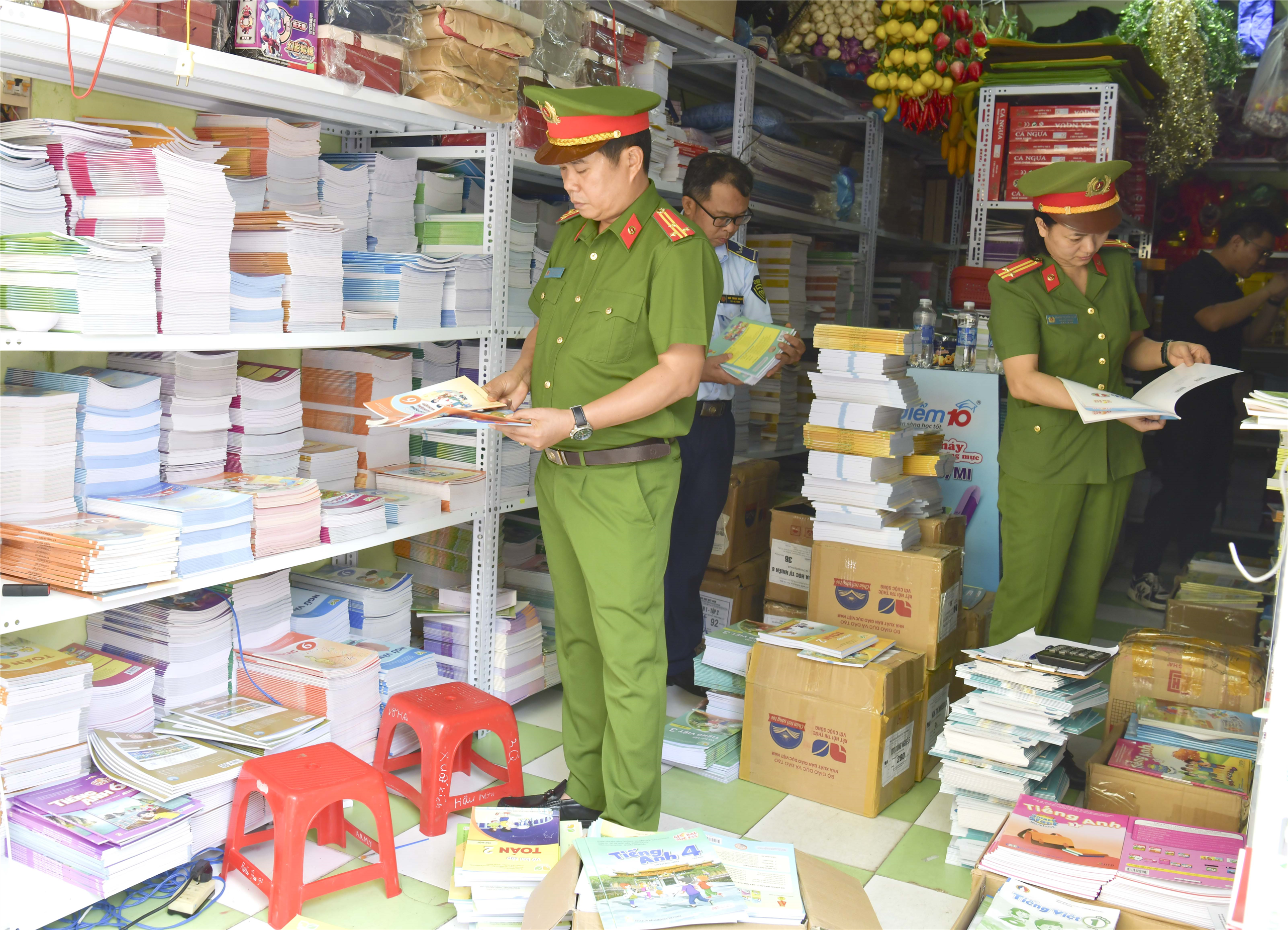 Lực lượng Cảnh sát kinh tế, Công an tỉnh kiểm tra phát hiện hai cơ sở buôn bán sách,vở lậu trên địa bàn.