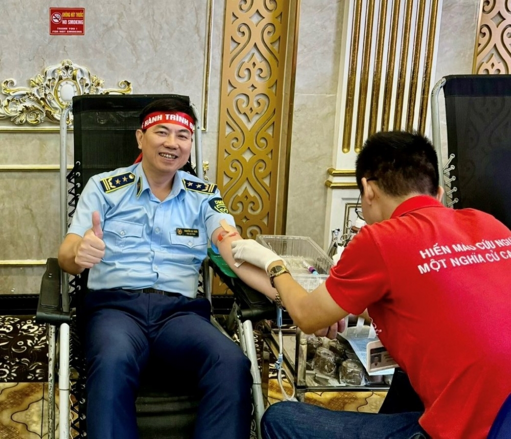 Cục Quản lý thị trường tỉnh Hoà Bình hưởng ướng ngày hội hiến máu “Giọt hồng Sông Đà” năm 2024