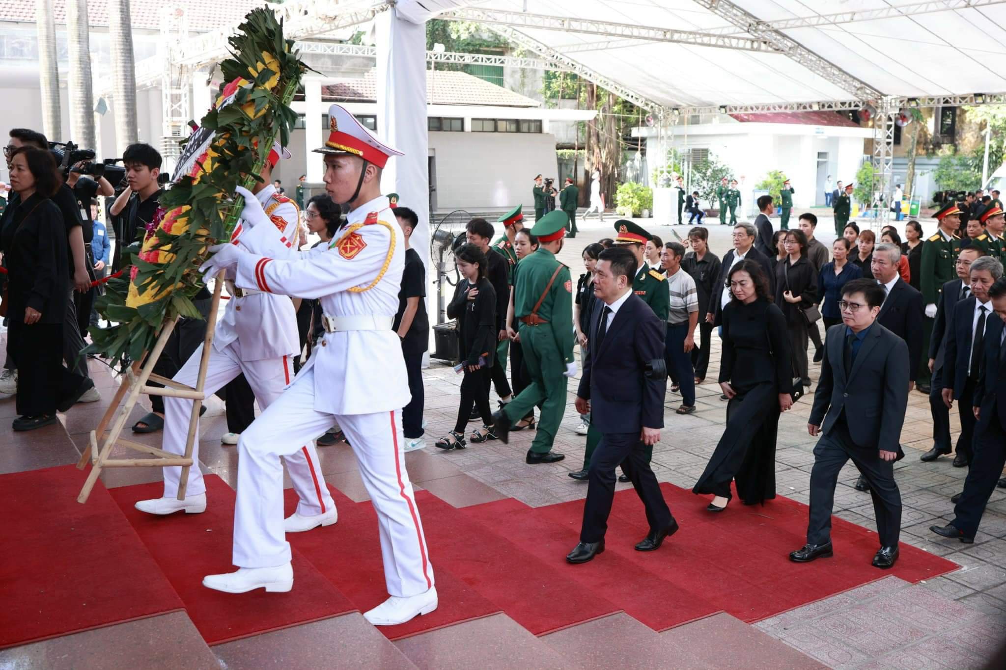 Đoàn Bộ Công Thương do Bộ trưởng Nguyễn Hồng Diên làm trưởng đoàn cùng tập thể Lãnh đạo Bộ; đại diện Lãnh đạo các đơn vị chuyên môn của Bộ Công Thương đã vào kính viếng Tổng Bí thư Nguyễn Phú Trọng