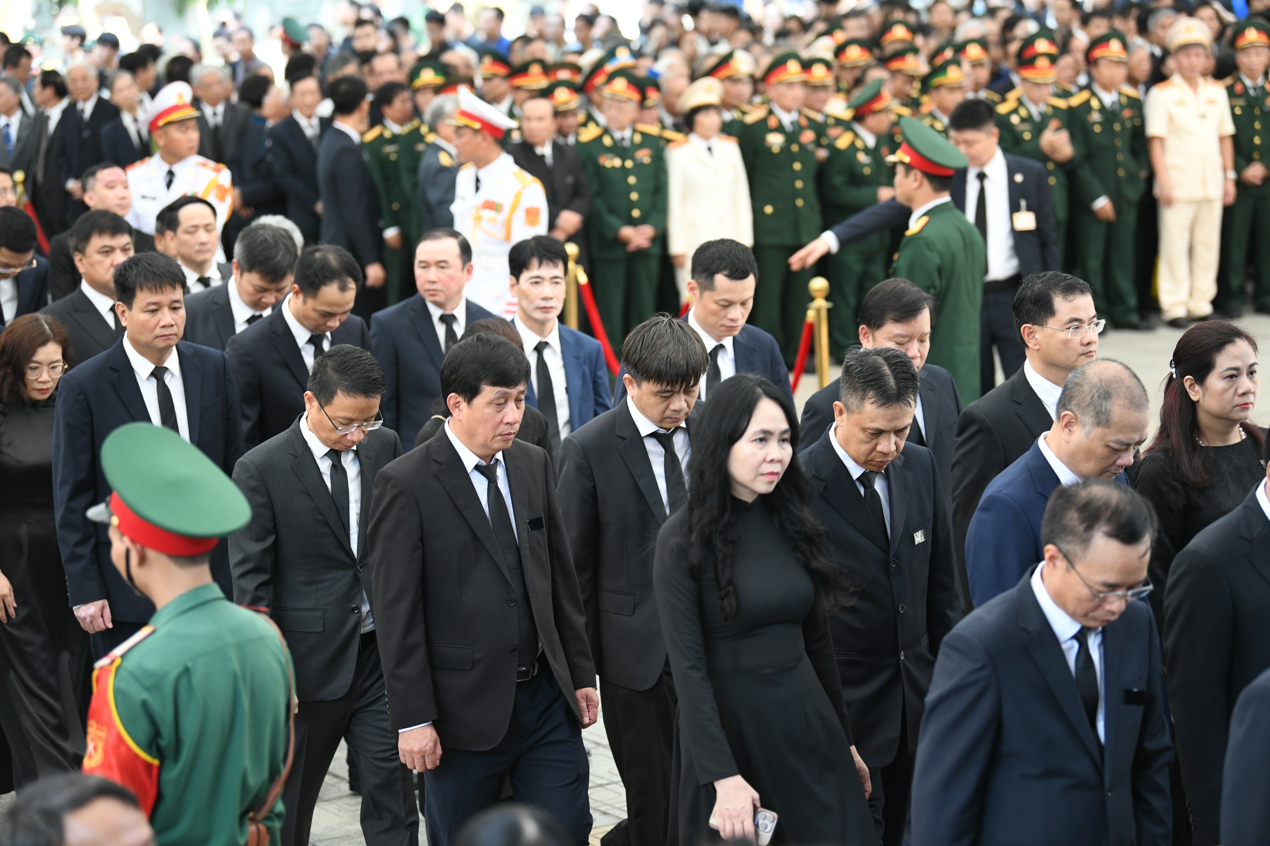 Đoàn Bộ Công Thương do Bộ trưởng Nguyễn Hồng Diên làm trưởng đoàn cùng tập thể Lãnh đạo Bộ; đại diện Lãnh đạo các đơn vị chuyên môn của Bộ Công Thương đã vào kính viếng Tổng Bí thư Nguyễn Phú Trọng