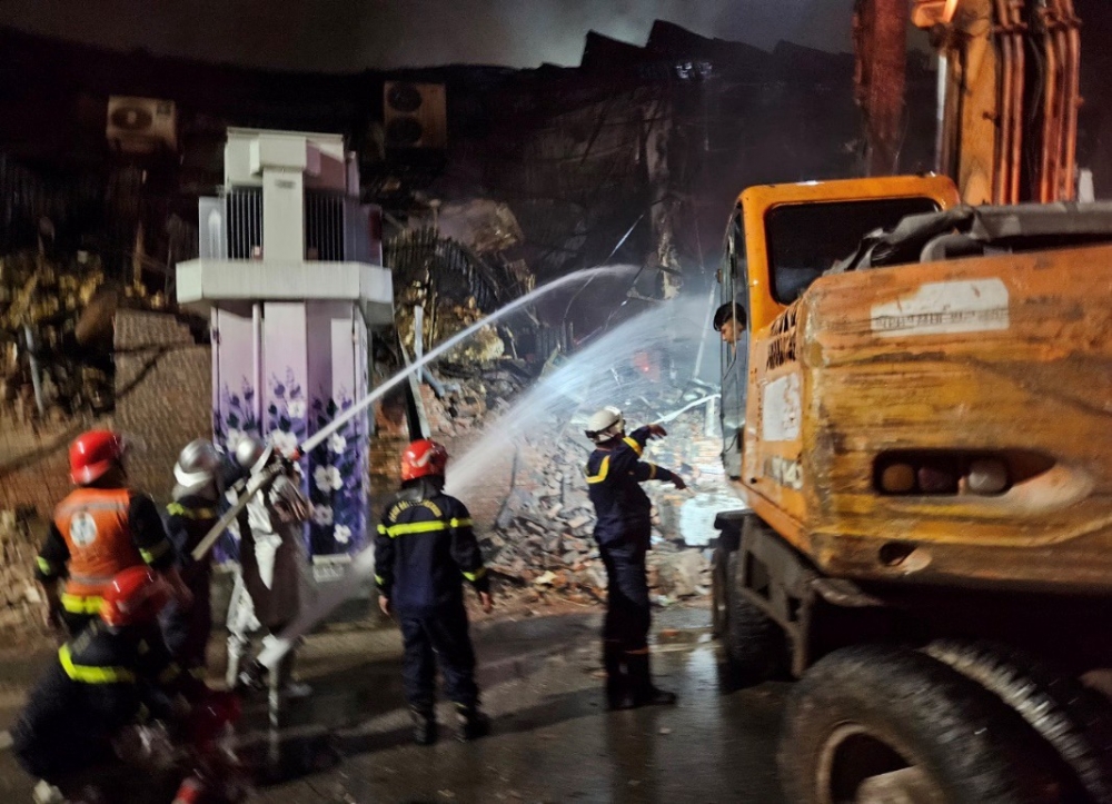 Kịp thời dập tắt đám cháy tại phố Phó Đức Chính, phường Trúc Bạch, quận Ba Đình. Kịp thời dập tắt đám cháy tại phố Phó Đức Chính, phường Trúc Bạch, quận Ba Đình.