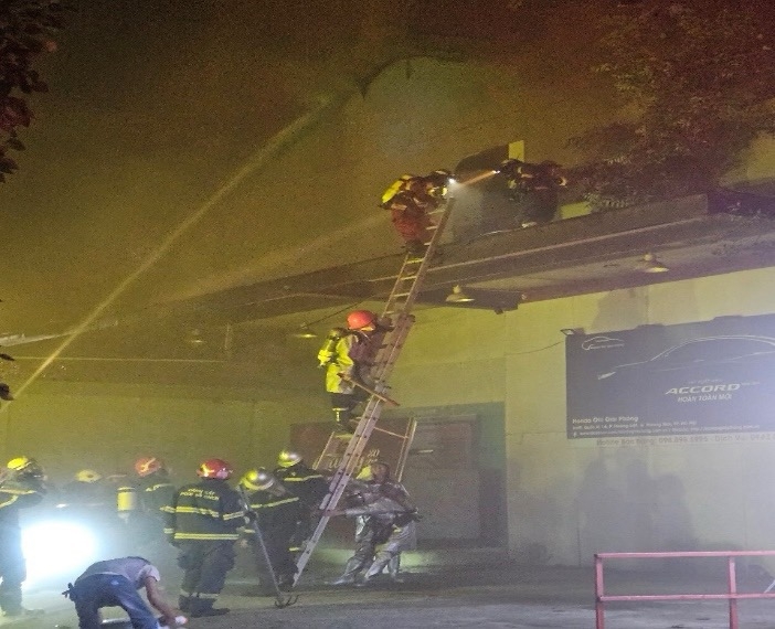 Kịp thời dập tắt đám cháy tại phố Phó Đức Chính, phường Trúc Bạch, quận Ba Đình. Kịp thời dập tắt đám cháy tại phố Phó Đức Chính, phường Trúc Bạch, quận Ba Đình.