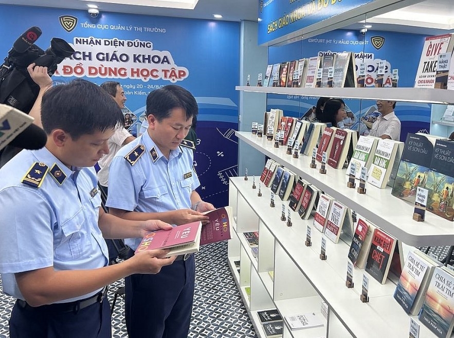 Mở cửa Phòng trưng bày Nhận diện Sách giáo khoa và Đồ dùng học tập