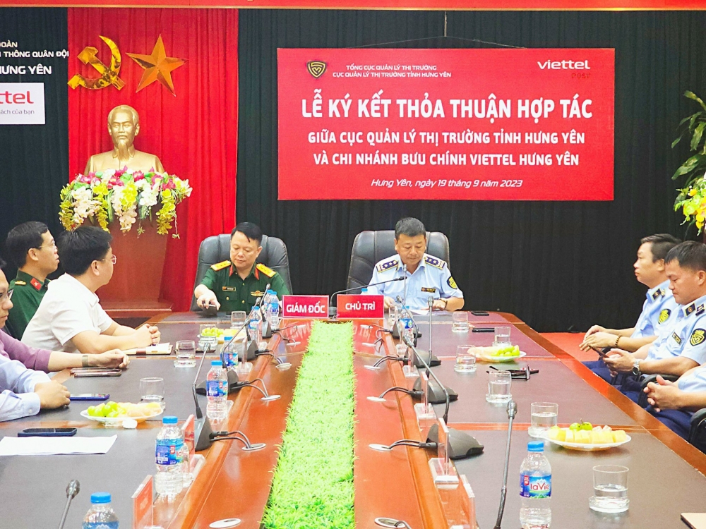 Lễ ký kết thoả thuận hợp tác giữa Cục QLTT tỉnh Hưng Yên và Chi nhánh Viettel Post Hưng Yên Lễ ký kết thoả thuận hợp tác giữa Cục QLTT tỉnh Hưng Yên và Chi nhánh Viettel Post Hưng Yên