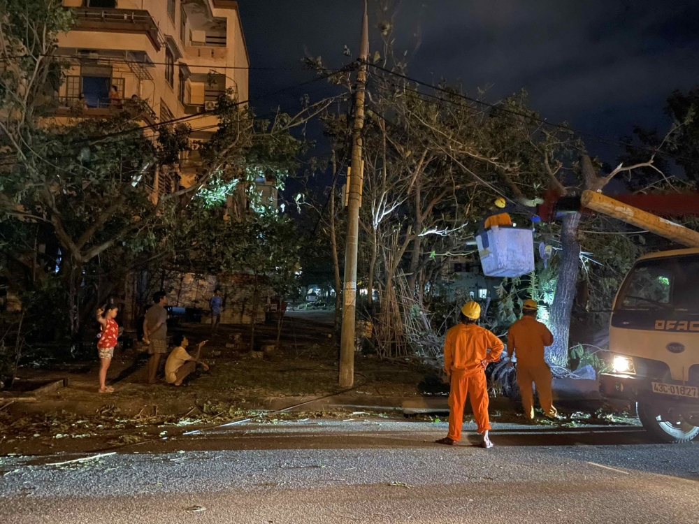 Sẵn sàng lực lượng khắc phục sự cố điện ngay khi bão tan, đảm bảo an toàn trong mọi tình huống Sẵn sàng lực lượng khắc phục sự cố điện ngay khi bão tan, đảm bảo an toàn trong mọi tình huống