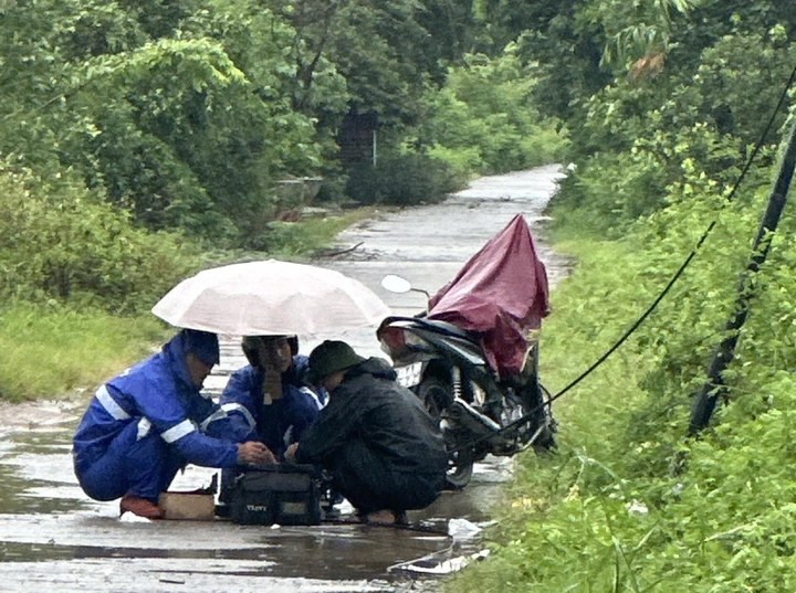 Bộ TT&TT bảo đảm thông tin liên lạc cho hơn 32 triệu thuê bao trong bão Yagi - Ảnh 2.