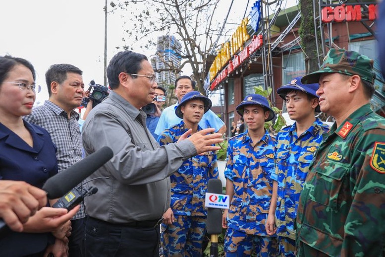 Thủ tướng đi thị sát, động viên người dân và chỉ đạo khắc  phục hậu quả bão số 3 tại Quảng Ninh- Ảnh 6.