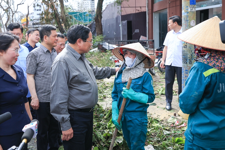 Thủ tướng đi thị sát, động viên người dân và chỉ đạo khắc  phục hậu quả bão số 3 tại Quảng Ninh- Ảnh 8.