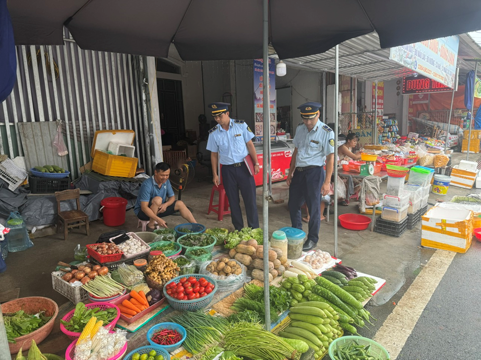 Phú Thọ: Tăng cường kiểm tra, không để xảy ra tình trạng găm hàng tăng giá sau bão số 3 Yagi Phú Thọ: Tăng cường kiểm tra, không để xảy ra tình trạng găm hàng tăng giá sau bão số 3 Yagi