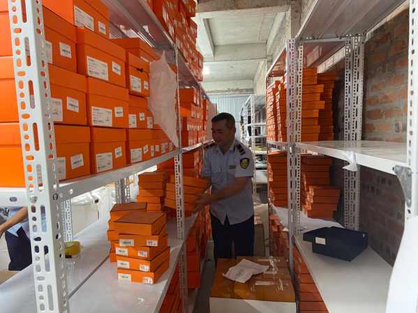 Kiểm tra, tạm giữ trên 9.000 sản phẩm giả mạo nhãn hiệu và hàng hóa không rõ nguồn gốc xuất xứ bán trên các nền tảng TMĐT Kiểm tra, tạm giữ trên 9.000 sản phẩm giả mạo nhãn hiệu và hàng hóa không rõ nguồn gốc xuất xứ bán trên các nền tảng TMĐT